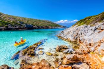 Der schöne Livadaki Beach im Nordosten der Insel