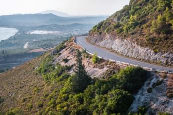 Typische Straße inmitten von Zakynthos