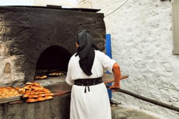 Frau beim traditionellen Backen in Olymps