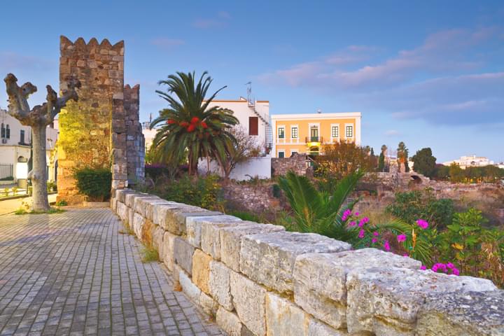 Ruinen der alten Stadtmauer in Kos Stadt