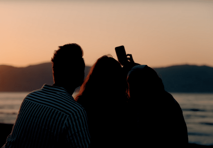 Freunde bei Sonnenuntergang am Strand