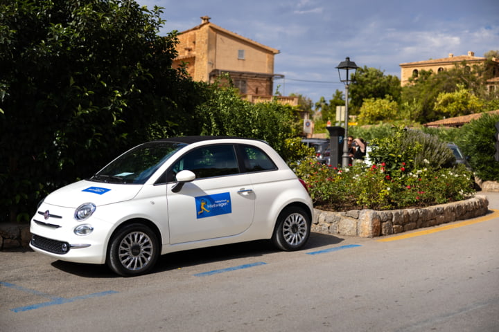 Fiat 500 in Parklücke