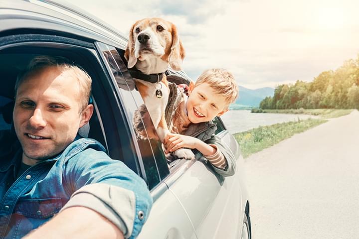 Familie im Mietwagen