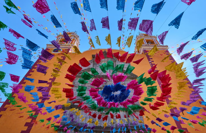 Bunte Fähnchen vor einer Kirche in Cholula