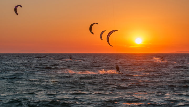 Kitesurfer bei Sonnenuntergang