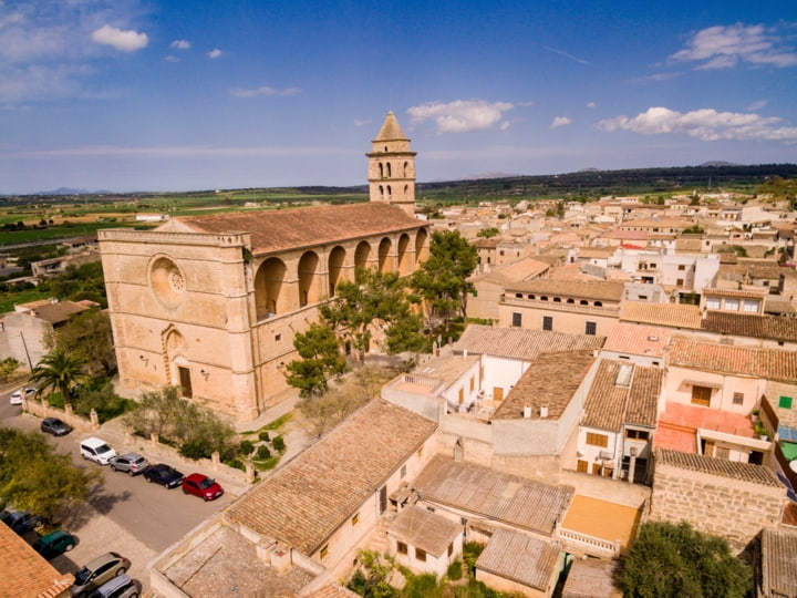 Blick von oben auf die Sandsteinhäuser von Petra, Mallorca