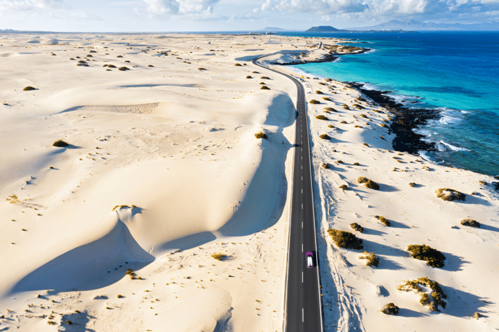 Straße durch die Dünen auf Fuerteventura