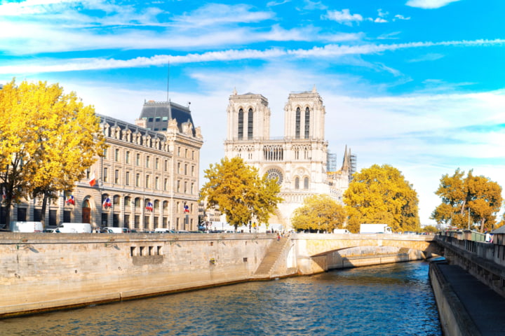 Kathedrale Notre Dame auf der Cite-Insel über der Seine