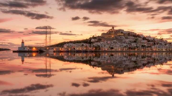Blick auf Ibiza bei Dämmerung