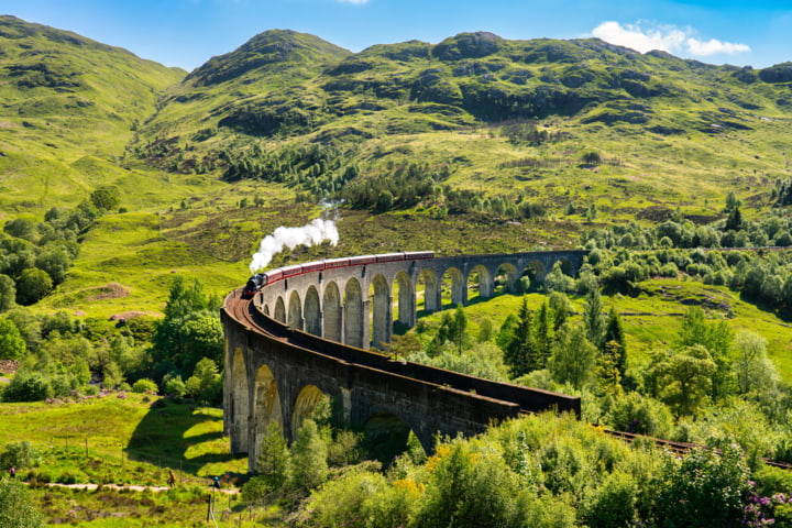 Glenfinnan Viaduct mit dem "Hogwarts Express"