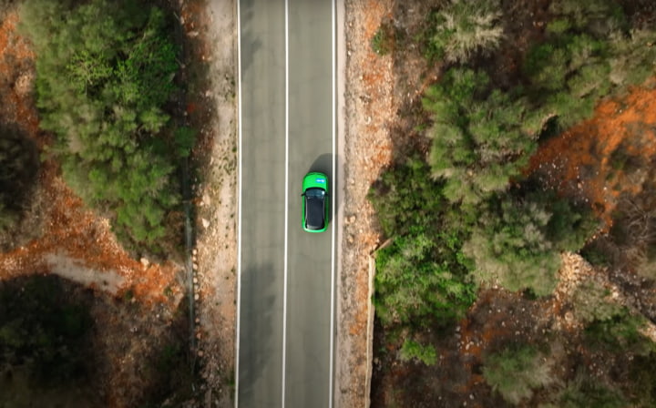 Auto auf einer Landstraße