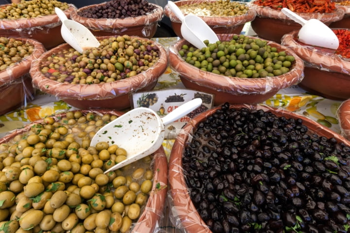 Antipasti Stand auf den Wochenmarkt