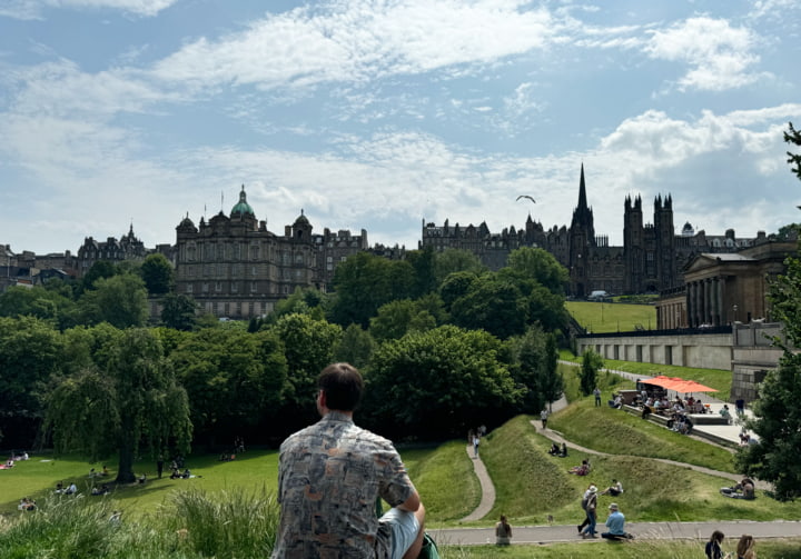 Im Princess Garden mit Blick auf die Old Town in Edinburgh