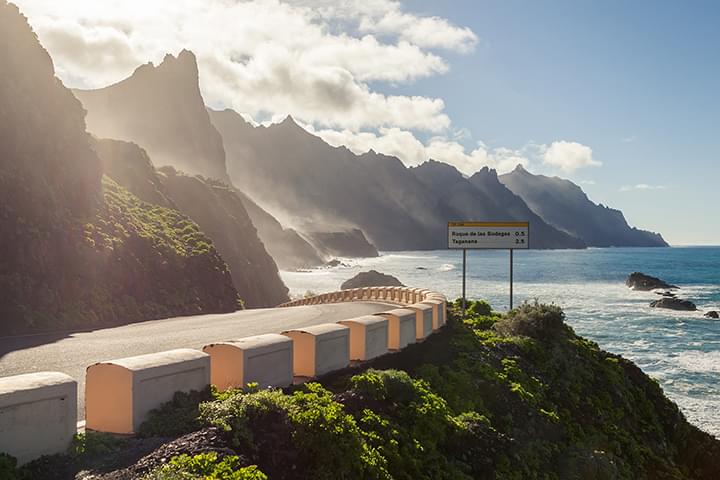 Straße entlang der Küste von Teneriffa