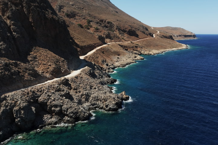 Küstenstraße auf einer griechischen Inseln