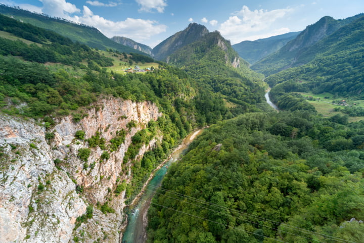 Der Fluss Tara windet sich durch die Schlucht