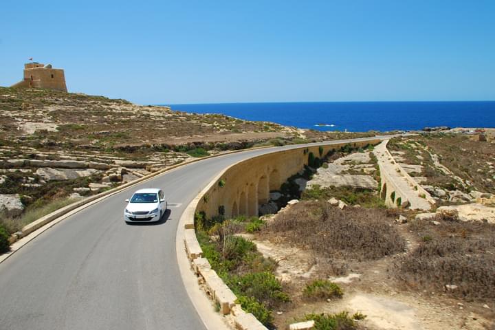 Straße am Meer auf Malta