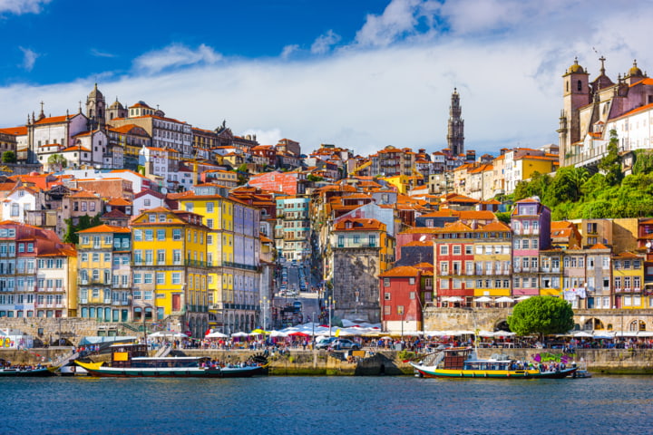 Skyline der Altstadt von Porto über den Fluss Douro