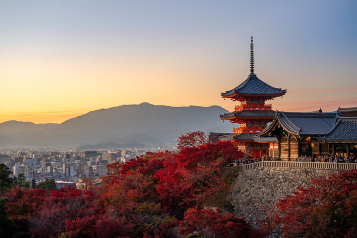 Sonnenuntergang am Kiyomizu Dera Pagoda Tempel in Kyoto, Japan