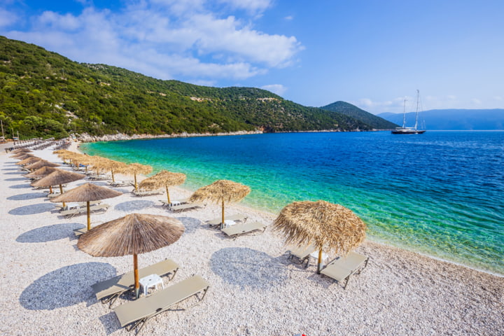 Sonnenliegen am Strand von Antisamos