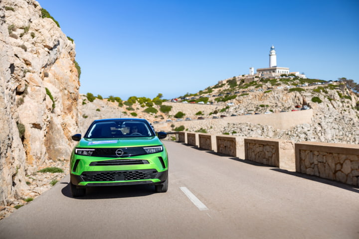 Straße mit Cap Formentor im Hintergrund