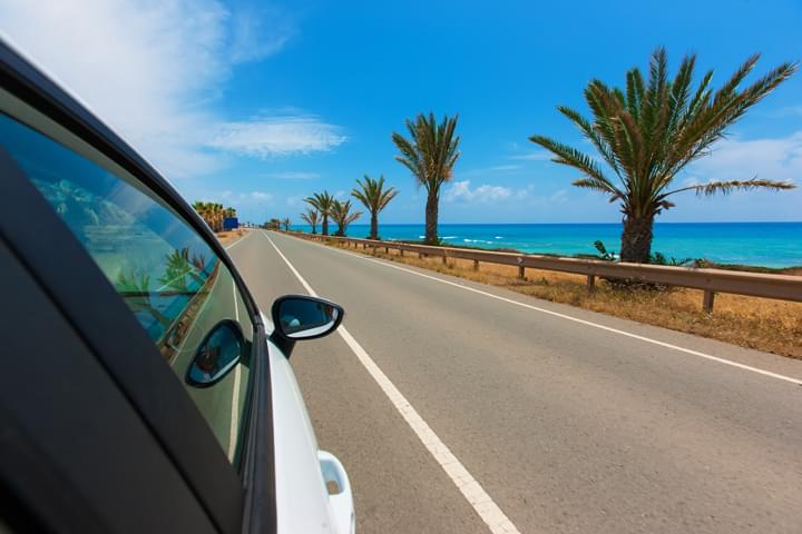 Auto auf der Straße neben dem Meer